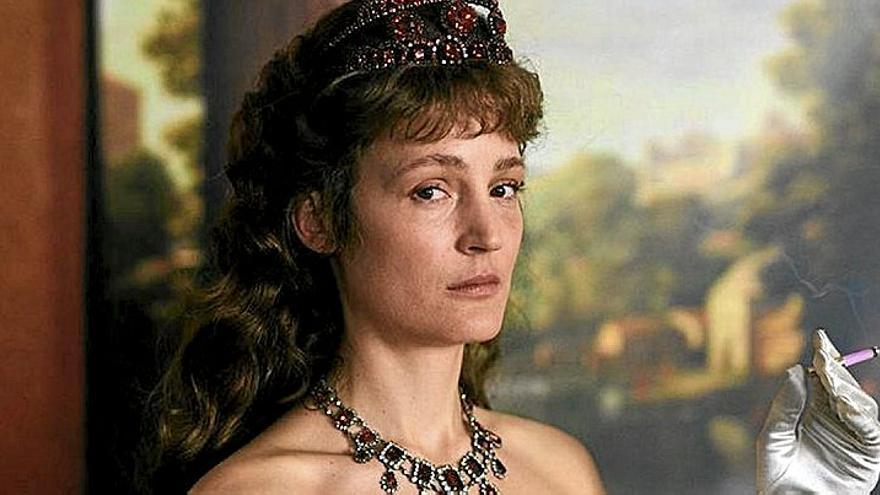 Lejos de la can&oacute;nica belleza de Romy Schneider, Vicky Krieps compone una singular y oportunamente contempor&aacute;nea reflexi&oacute;n en torno a una Sisi libre de los arquetipos sexistas.