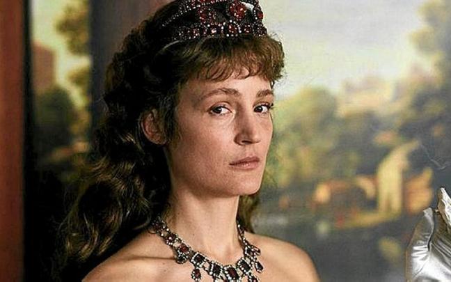 Lejos de la can&oacute;nica belleza de Romy Schneider, Vicky Krieps compone una singular y oportunamente contempor&aacute;nea reflexi&oacute;n en torno a una Sisi libre de los arquetipos sexistas.