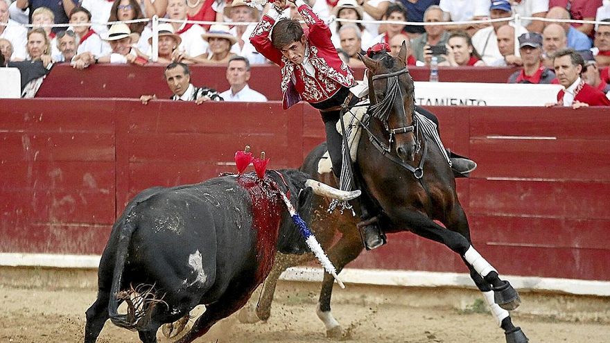 Guillermo, en la mejor faena, clava un par de banderillas cortas a 2 manos al 5º toro, premiado con una vuelta que, luego, no se le dio. Foto: Javier Bergasa