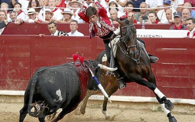 Guillermo, en la mejor faena, clava un par de banderillas cortas a 2 manos al 5º toro, premiado con una vuelta que, luego, no se le dio. Foto: Javier Bergasa