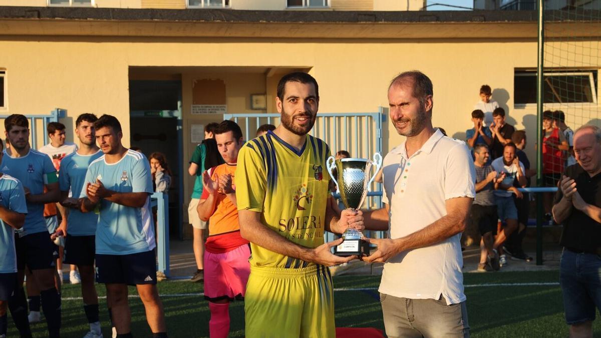 &Aacute;lvaro Vidaurre, jugador de Amig&oacute;, con la Copa de campe&oacute;n de la Supercopa Navarra.