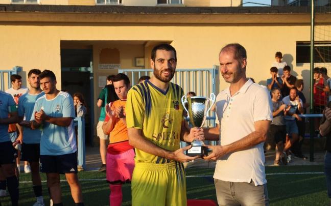 &Aacute;lvaro Vidaurre, jugador de Amig&oacute;, con la Copa de campe&oacute;n de la Supercopa Navarra.
