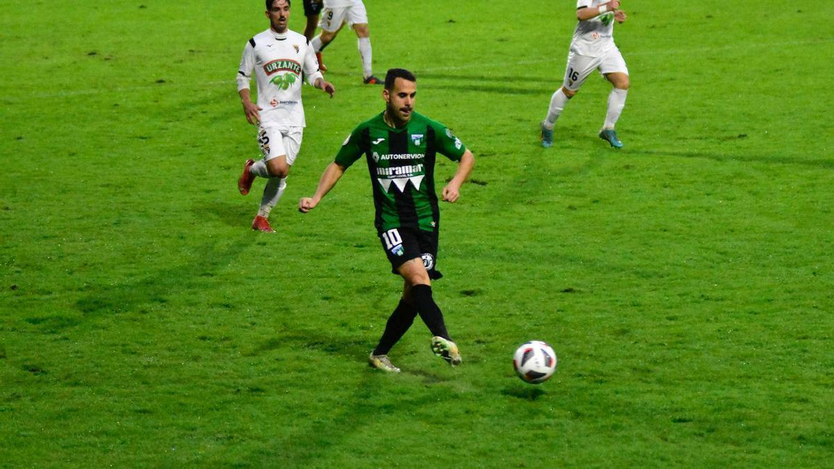 El jugador del Sestao Asier Goti realiza un pase ante la mirada de Patxi Dávila y Adrián Ruiz