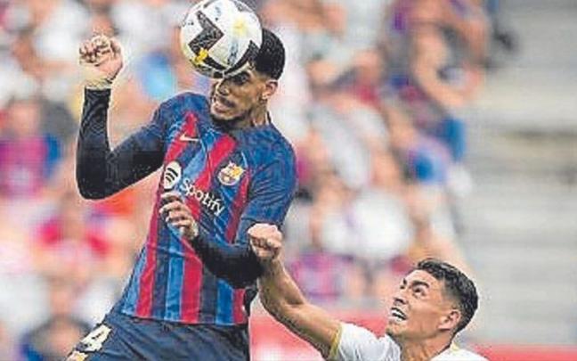 Araújo (Barça) y Ponce. | FOTO: EFE