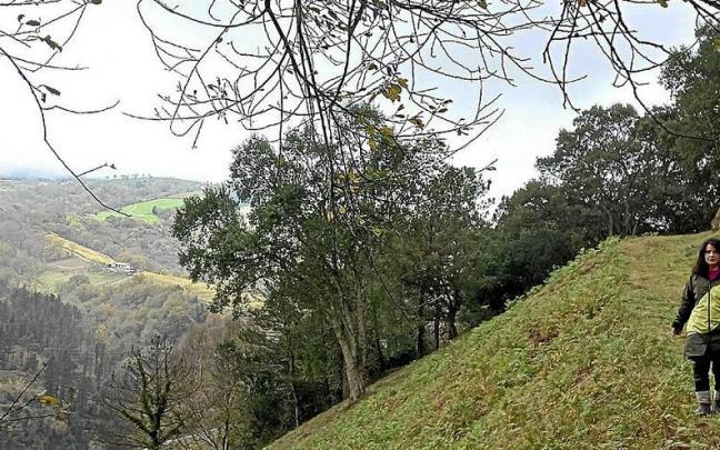 Gloria Vázquez, concejala de Medioambiente, en la parcela de Gesoerreka en Zarautz. | FOTO: UDALA