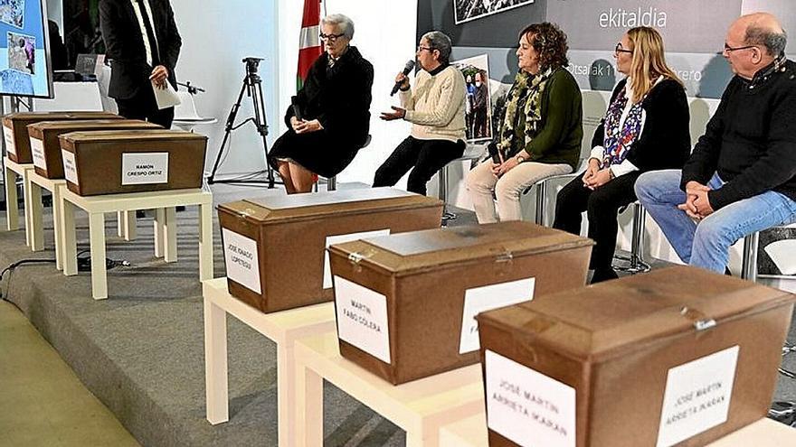 Acto de entrega de los restos a los familiares.