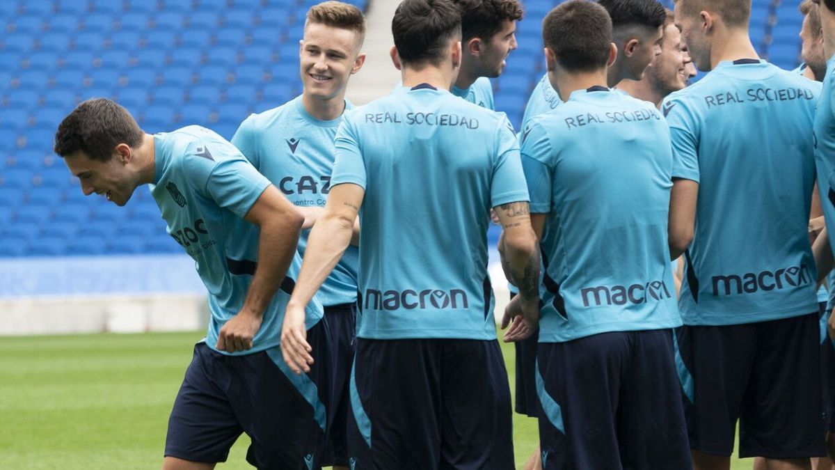 Guevara supera el pasillo realizado por sus compañeros.