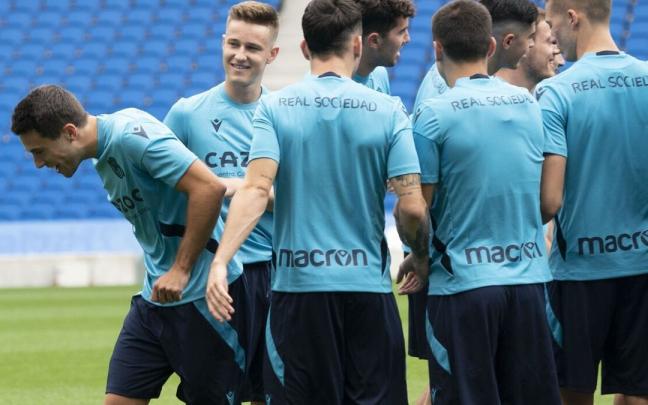 Guevara supera el pasillo realizado por sus compañeros.