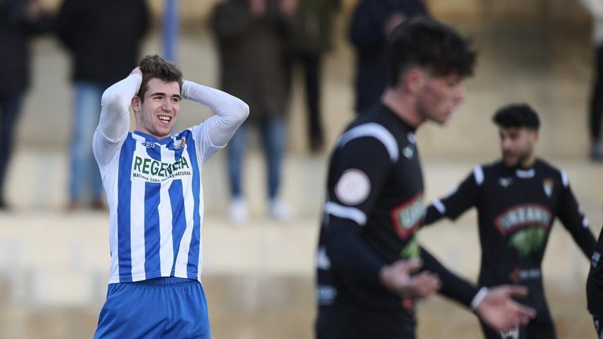 Un jugador del Izarra se lamenta de una ocasión ante el Tudelano.