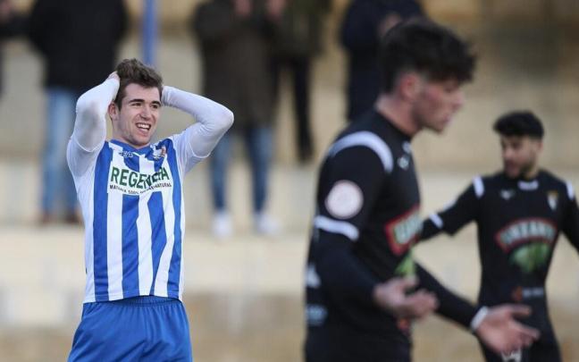 Un jugador del Izarra se lamenta de una ocasión ante el Tudelano. Un jugador del Izarra se lamenta de una ocasión ante el Tudelano.