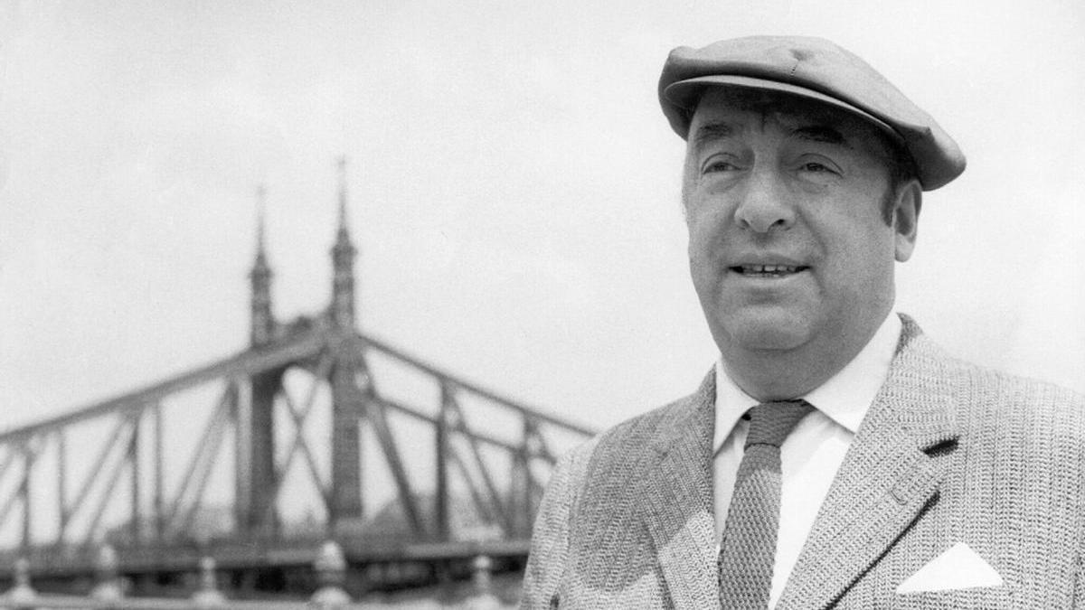 Foto de archivo de Neruda en 1956 en Budapest, con el puente de la libertad sobre el Danubio al fondo.