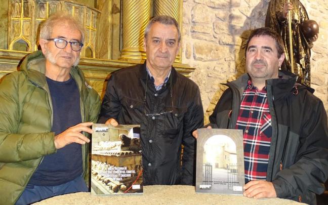 Joxefe Diaz de Tuesta, José Fernández (autor) y el edil Iñaki Olalde. Joxefe Diaz de Tuesta, José Fernández (autor) y el edil Iñaki Olalde.
