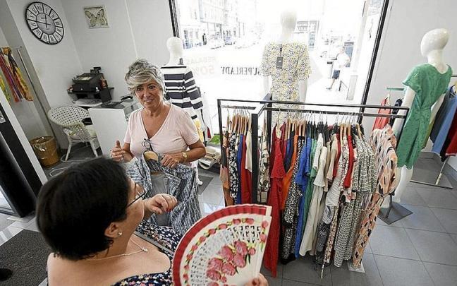 Establezimendu baten barruko irudia, non bezero batek saltzailearekin hitz egiten duen. | ARGAZKIA: JOSÉ MARI MARTÍNEZ