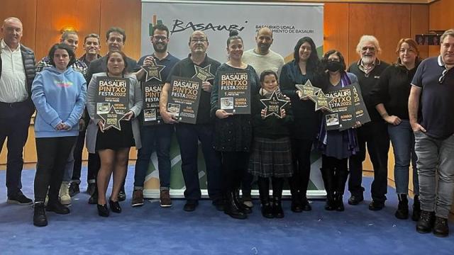 Los ganadores de todas las categorías posaron en familia tras recibir los galardones. Los ganadores de todas las categorías posaron en familia tras recibir los galardones.