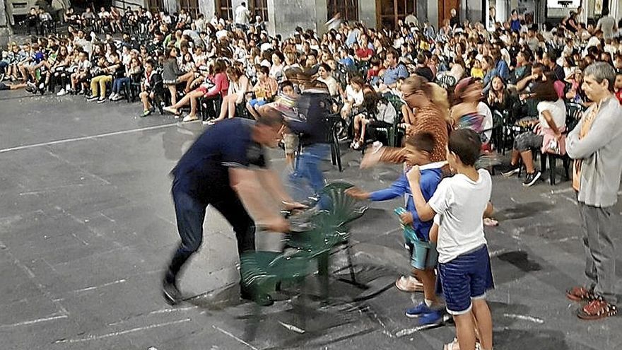 Elgoibartarras se preparan para una sesión de cine en la plaza. | FOTO: N.G.