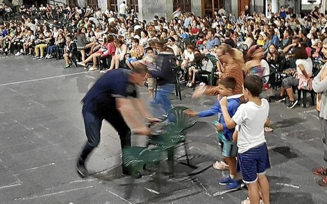 Elgoibartarras se preparan para una sesi&oacute;n de cine en la plaza. | FOTO: N.G.