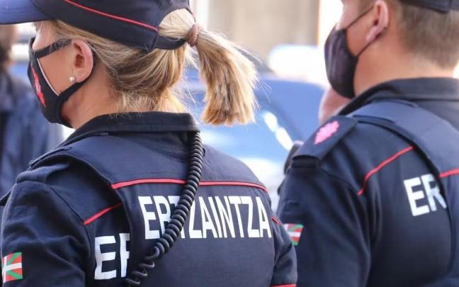 Una pareja de agentes de la Ertzaintza, patrullando Una pareja de agentes de la Ertzaintza, patrullando
