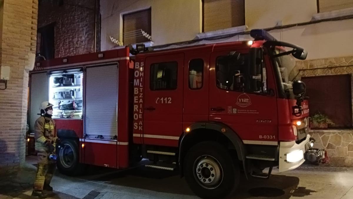 Los bomberos de Estella, trabajando en el lugar.