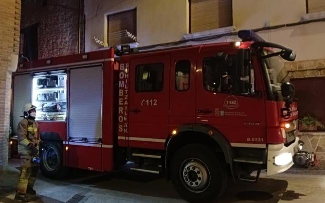 Los bomberos de Estella, trabajando en el lugar.