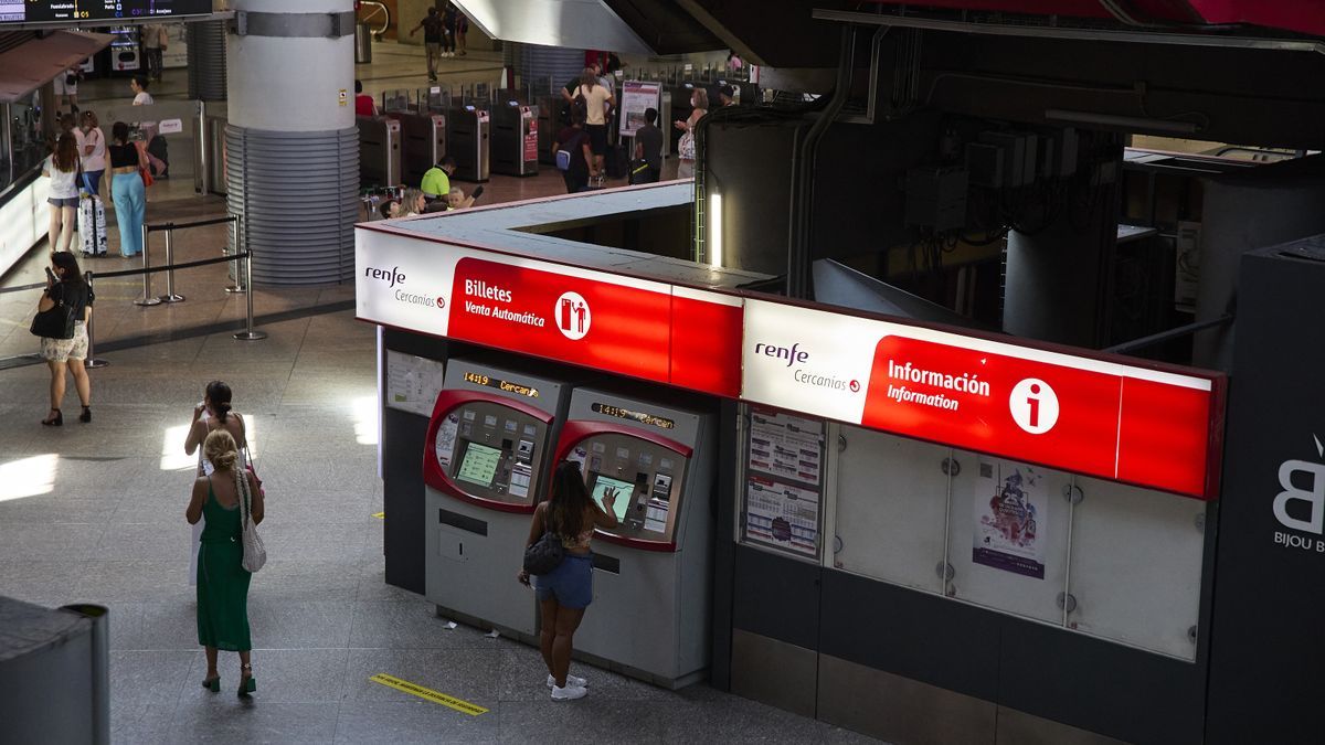 Una persona en una de las máquinas de venta de billetes en la estación Madrid-Atocha Cercanías.