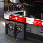 Una persona en una de las máquinas de venta de billetes en la estación Madrid-Atocha Cercanías.