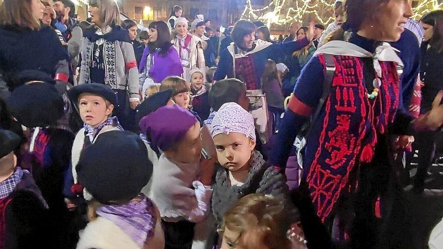 El desfile de Olentzero y Mari Domingi, a su paso por la plaza de los Fueros.