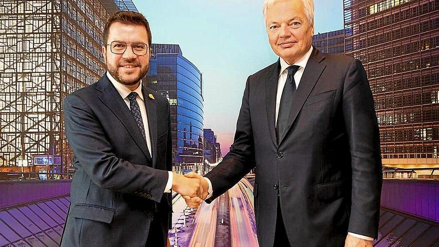 Pere Aragonès, junto al comisario europeo de Justicia, Didier Reynders, ayer en Bruselas. | FOTO: C. E.