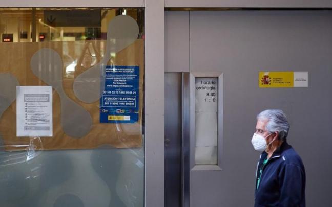 Un hombre pasa frente a una oficina de empleo, del servicio público de empleo estatal en Pamplona.