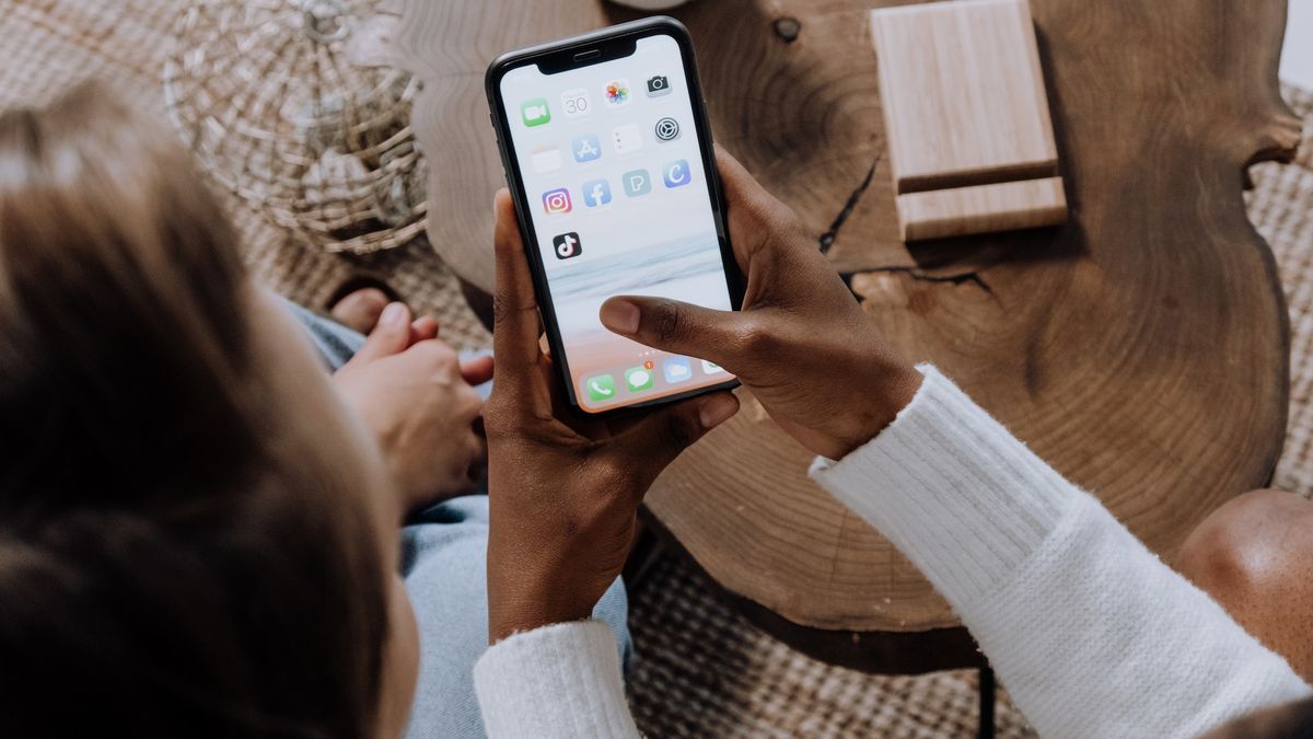 Usar la red social TikTok puede sr muy divertido , pero no hay que descuidarse ante ataques y estafas.
