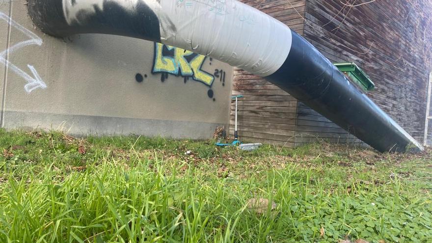 Uno de los patinetes abandonado después de haber sido robado en la escuela Zabalgana.