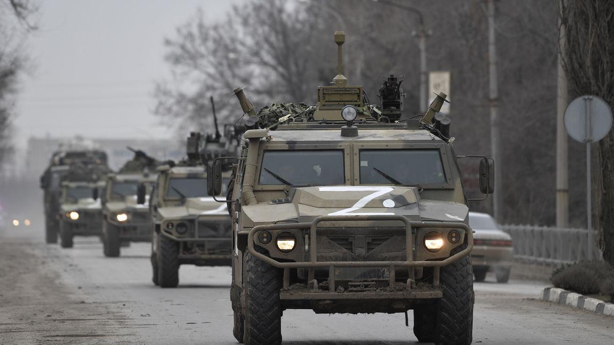 Vehículos militares de Rusia en Crimea durante la ofensiva contra Ucrania.