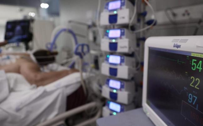Paciente ingresado por covid en una UCI. Paciente ingresado por covid en una UCI.