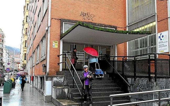 El entorno del ambulatorio de Toribio Etxebarria se renovar&aacute;. | FOTO: J.L.