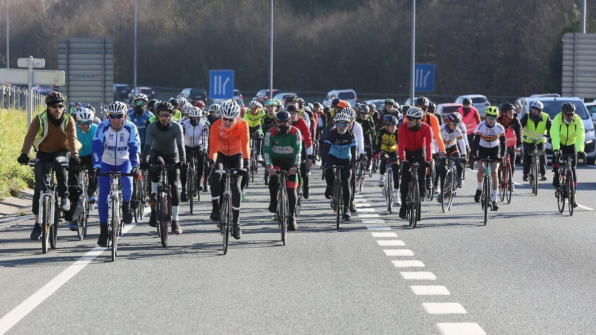 Un grupo de cicloturistas en Gaintxurizketa, en el homenaje al hombre fallecido el 8 de enero de 2022 en la zona al ser arrollado por un coche mientras circulaba en bicicleta.