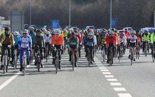 Un grupo de cicloturistas en Gaintxurizketa, en el homenaje al hombre fallecido el 8 de enero de 2022 en la zona al ser arrollado por un coche mientras circulaba en bicicleta.