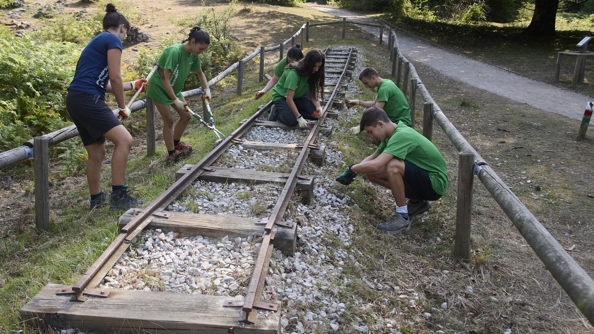 Voluntarios trabajan en la zona del sendero de Morterutxo.