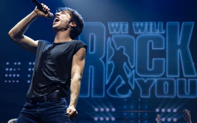 El actor y cantante barcelon&eacute;s Ferr&aacute;n Fab&agrave;, en plena actuaci&oacute;n.