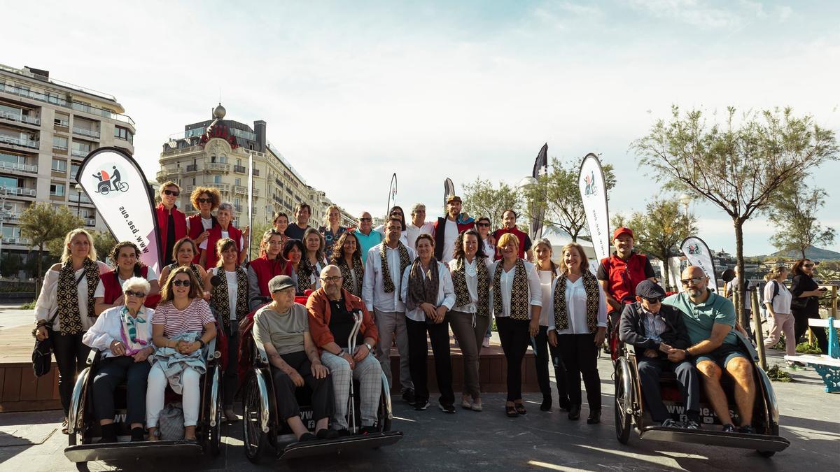 Foto de familia este sábado en Donostia de personas voluntarias de la Asociación Bizikletaz Adinik Ez y usuarias del centro Nuestra Señora de la Paz, de Egia.