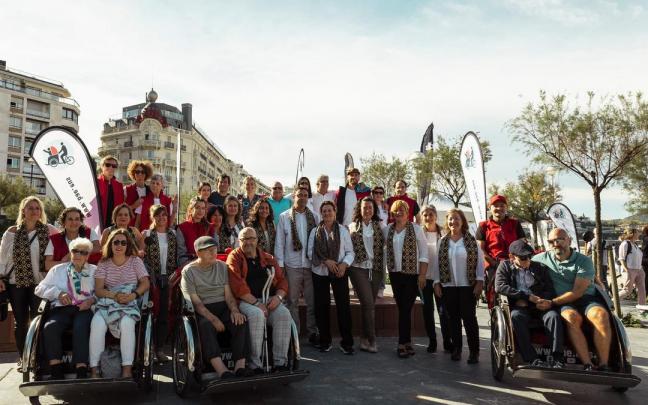Foto de familia este sábado en Donostia de personas voluntarias de la Asociación Bizikletaz Adinik Ez y usuarias del centro Nuestra Señora de la Paz, de Egia.