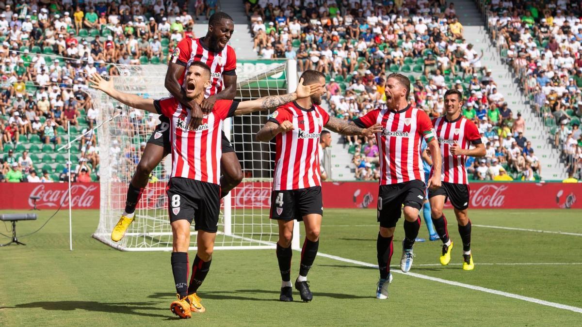 Los jugadores del Athletic celebran uno de los cuatro goles al Elche en el Martínez Valero, el último partido a domicilio con victoria de los leones.