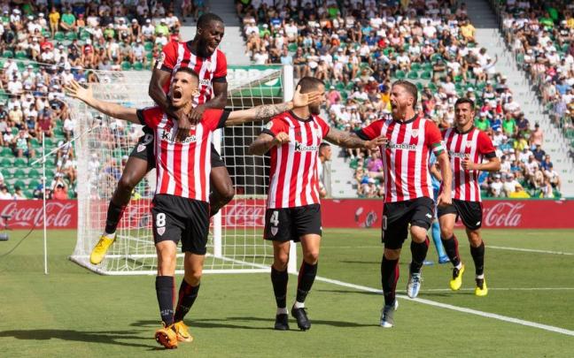 Los jugadores del Athletic celebran uno de los cuatro goles al Elche en el Mart&iacute;nez Valero, el &uacute;ltimo partido a domicilio con victoria de los leones.