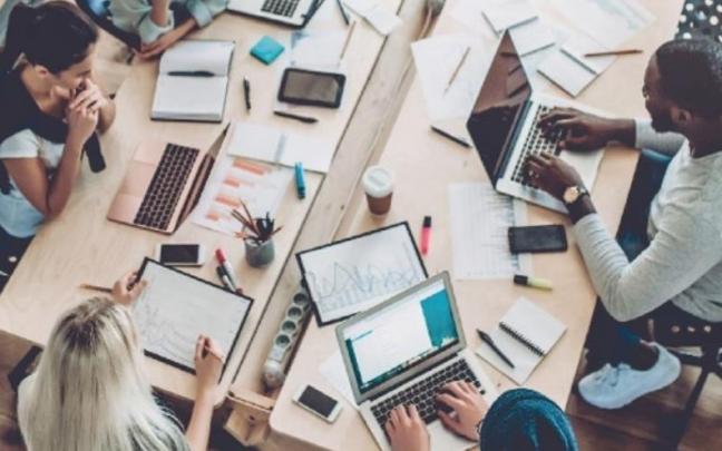 Imagen de personas trabajando.