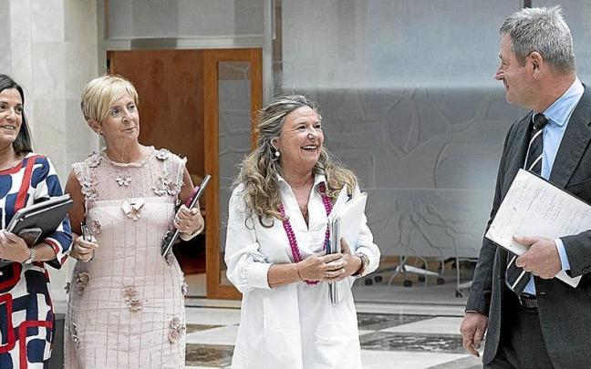 Las consejeras Artolazabal, Tapia y Sagardui, con el portavoz del Gobierno Vasco, Bingen Zupiria, ayer tras el Consejo de Gobierno. | FOTO: IREKIA/MIKEL ARRAZOLA Las consejeras Artolazabal, Tapia y Sagardui, con el portavoz del Gobierno Vasco, Bingen Zupiria, ayer tras el Consejo de Gobierno. | FOTO: IREKIA/MIKEL ARRAZOLA