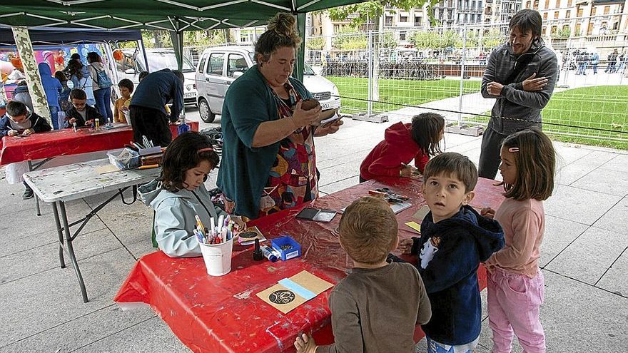 Mesas informativas y juegos instalados ayer por Eunate en Pamplona. | FOTO: PATXI CASCANTE