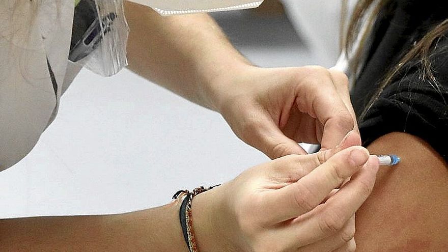 Una sanitaria recibe la vacuna contra el covid. | FOTO: JAVI COLMENERO