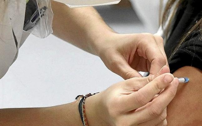 Una sanitaria recibe la vacuna contra el covid. | FOTO: JAVI COLMENERO