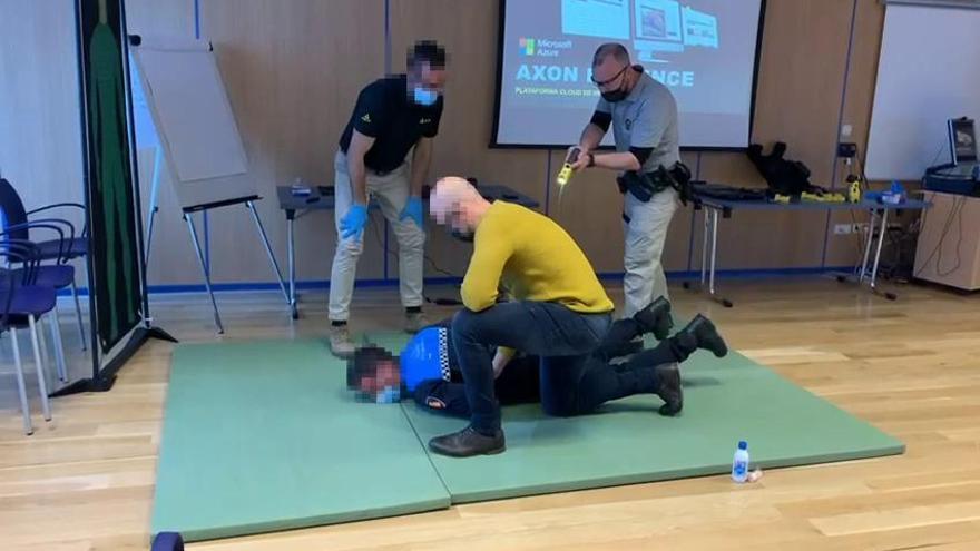 Exhibición de pistolas táser