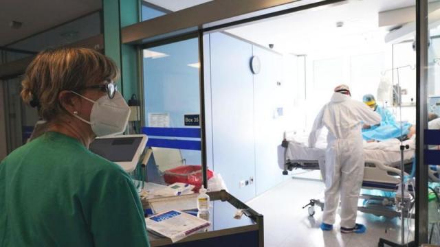 Un paciente covid es atendido en una Unidad de Cuidados Intensivos.