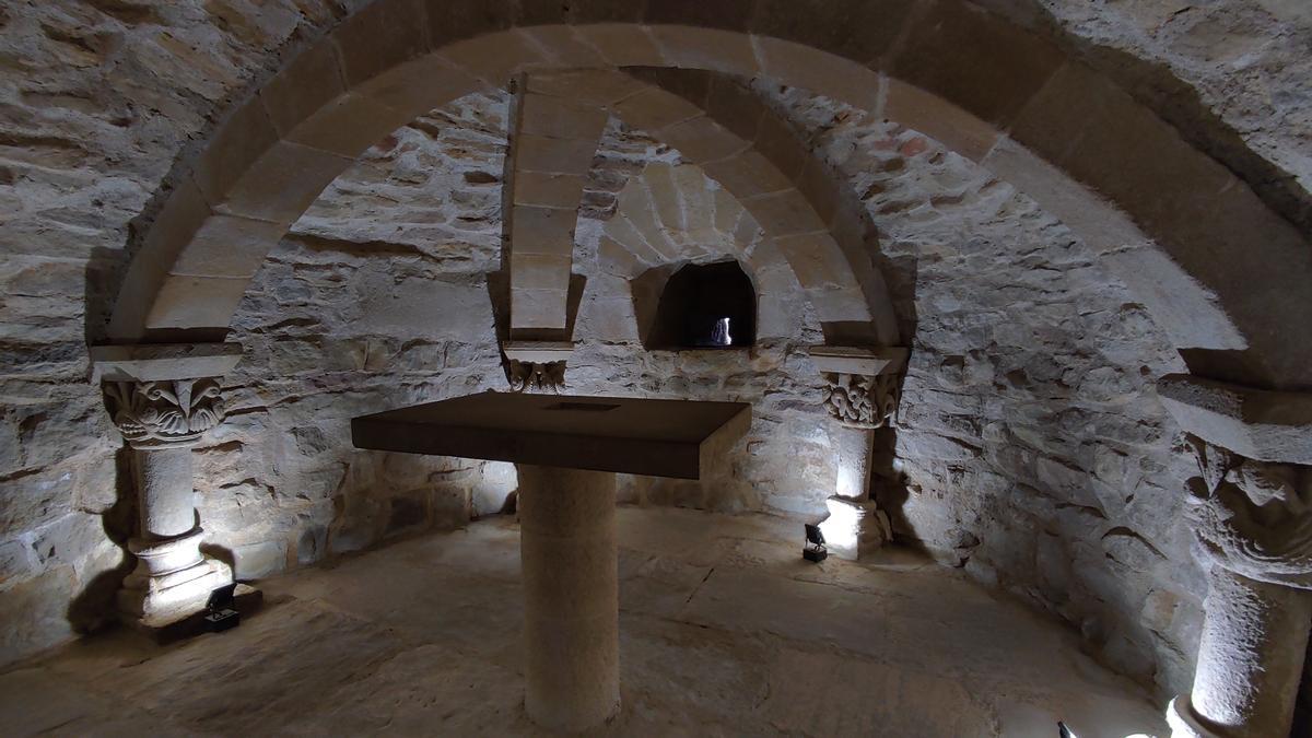 La iluminación de la cripta de San Martín de Orísoain resalta todavía más el misterio de su significado.