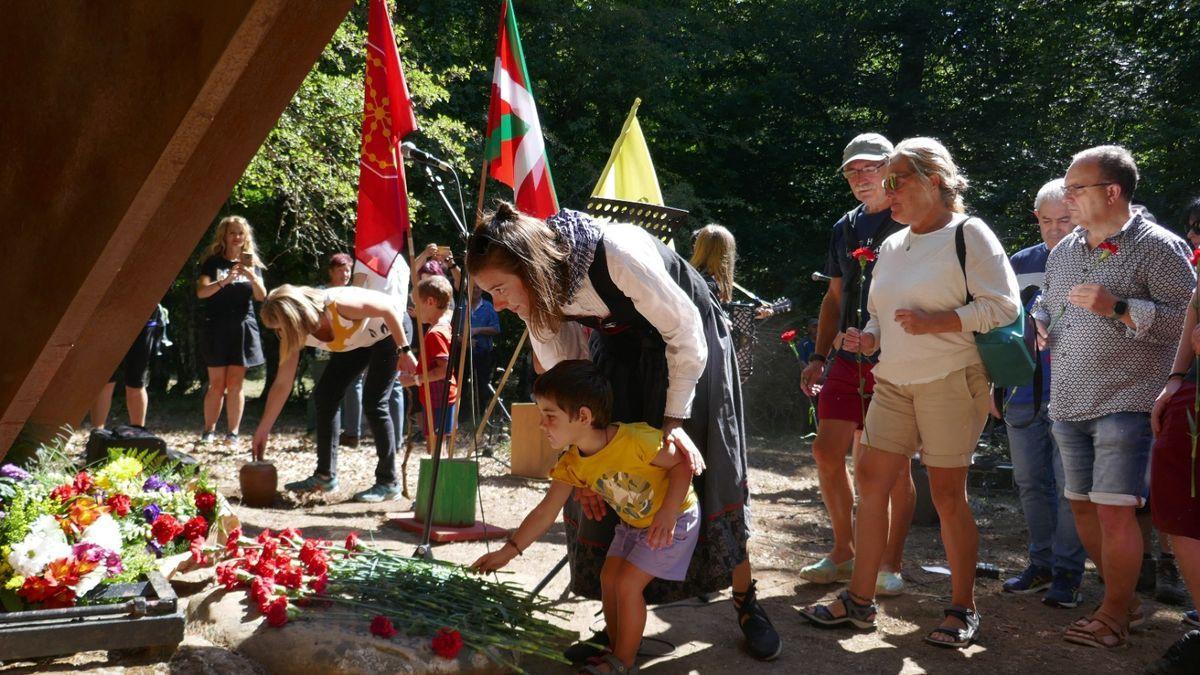 El homenaje finalizó con una ofrenda floral en la boca de la sima, cubierta por una escultura de José Ramón Anda.